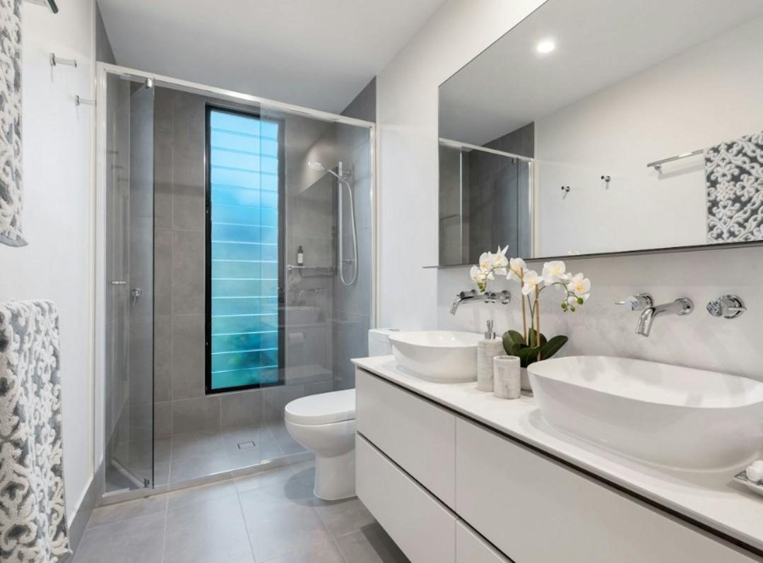 Bagno moderno con doccia in cristallo e doppio lavabo
