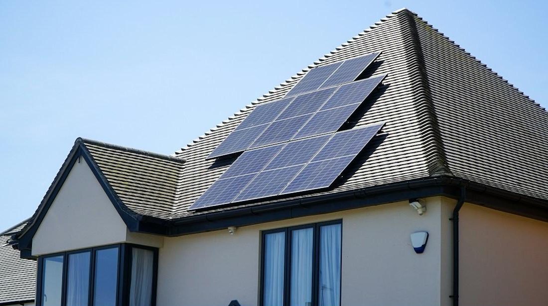 Casa con impianto fotovoltaico sul tetto