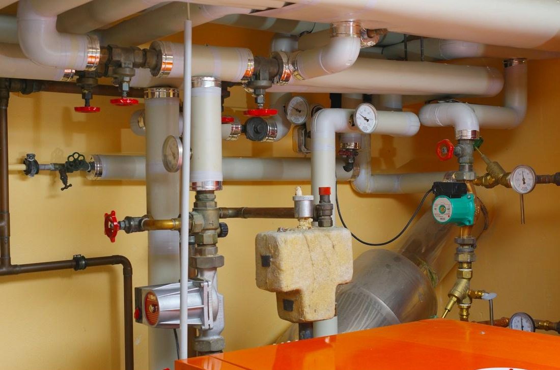 Centrale termica con tubazioni, valvole e circolatori