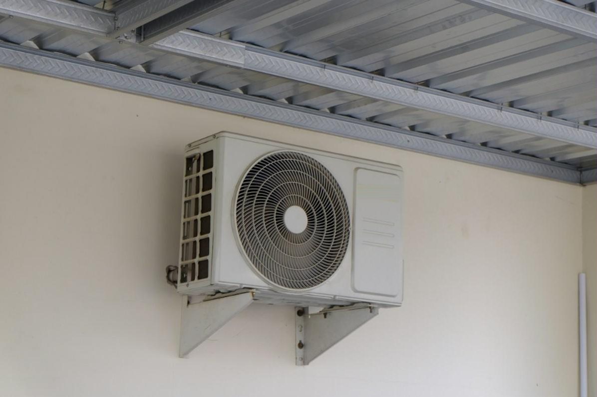Unità esterna di un climatizzatore installata a parete