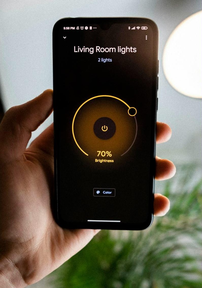 Controllo delle luci di casa da app sullo smartphone