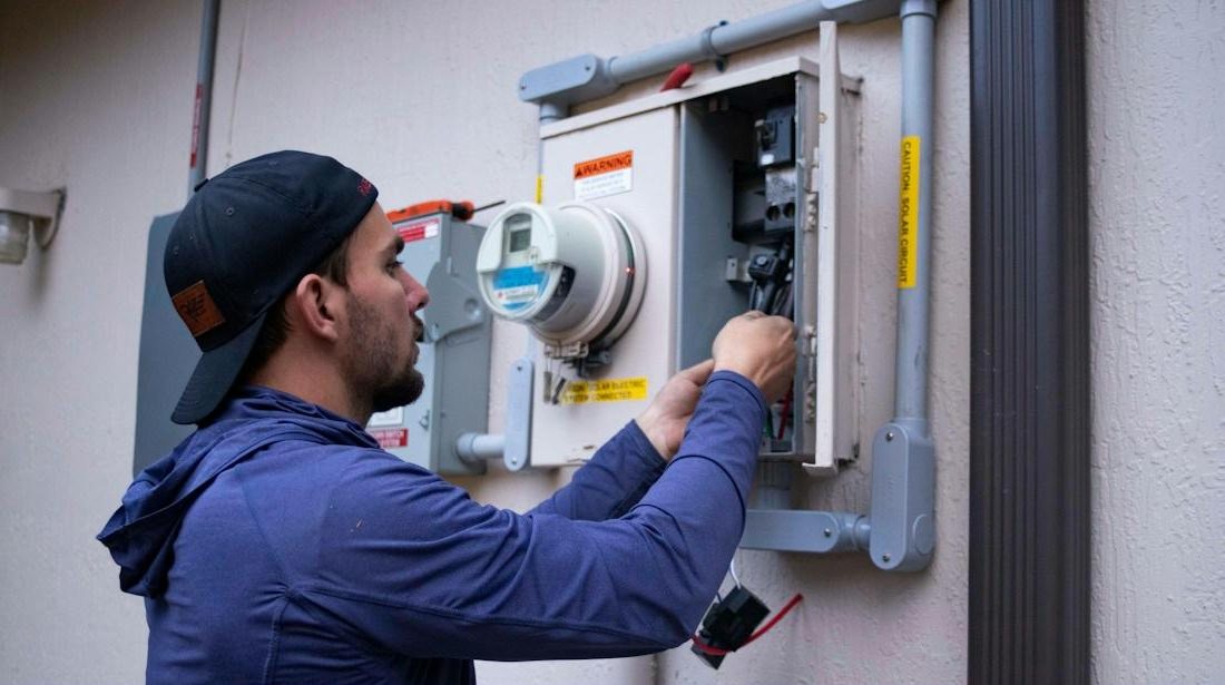 Elettricista al lavoro su un quadro elettrico