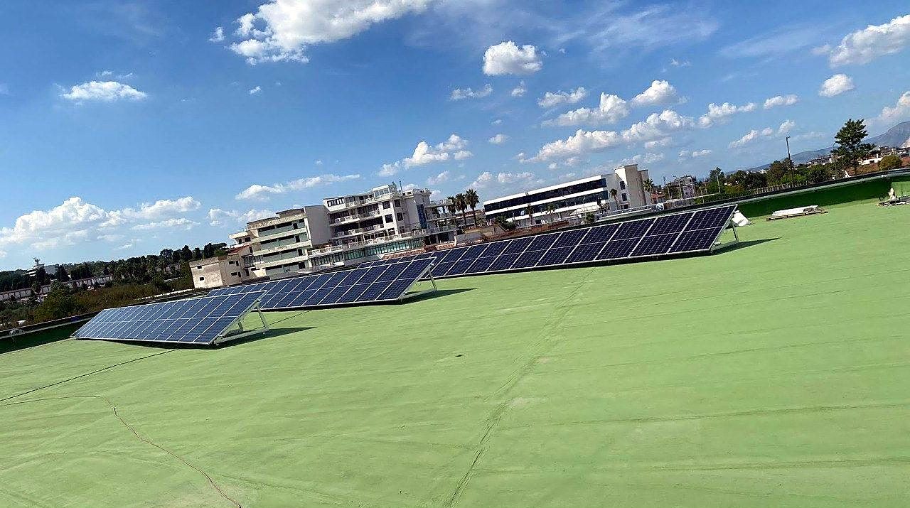 Impianto fotovoltaico su tetto piano con pannelli inclinati