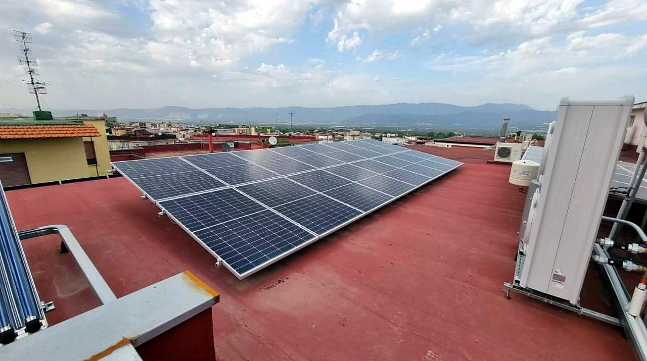 Impianto fotovoltaico su terrazzo con unità esterna di climatizzazione