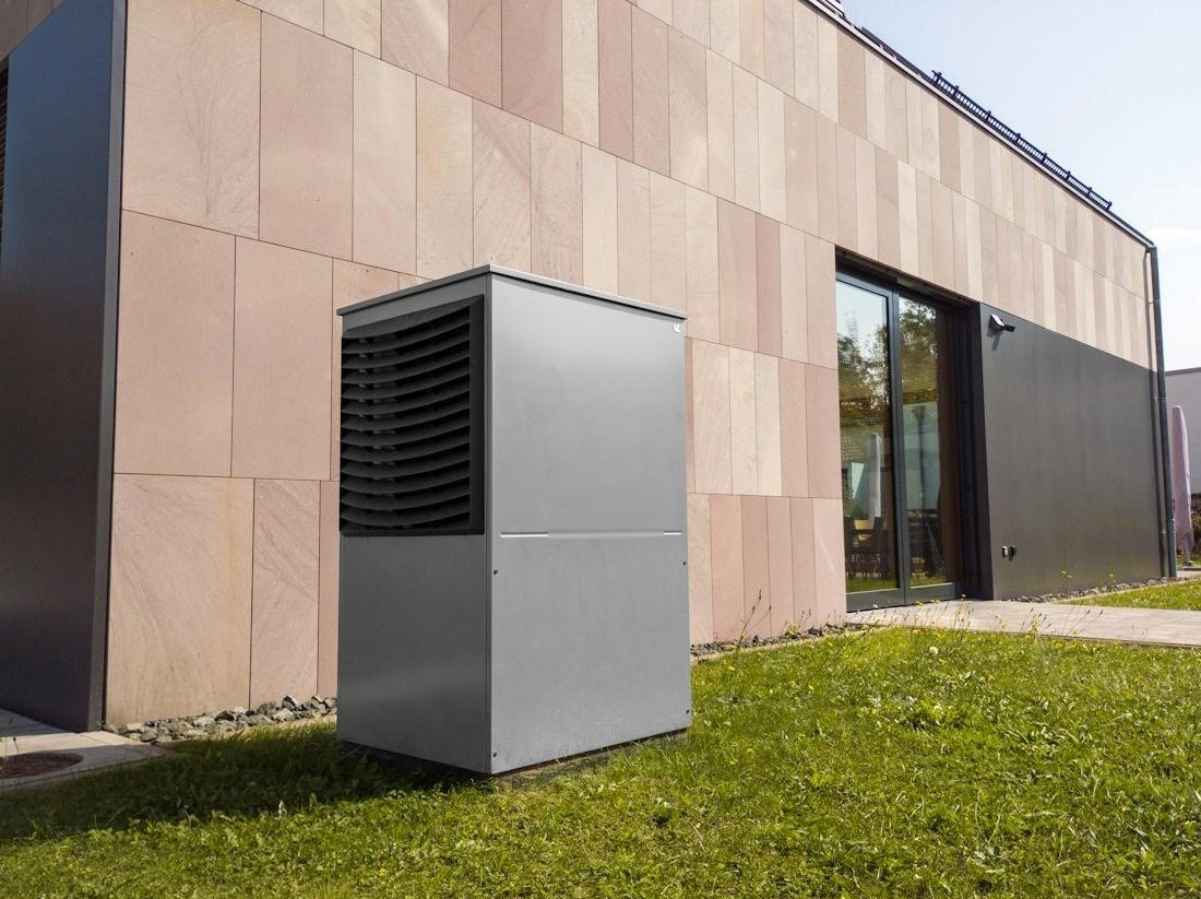 Pompa di calore aria-acqua installata all'esterno di una casa