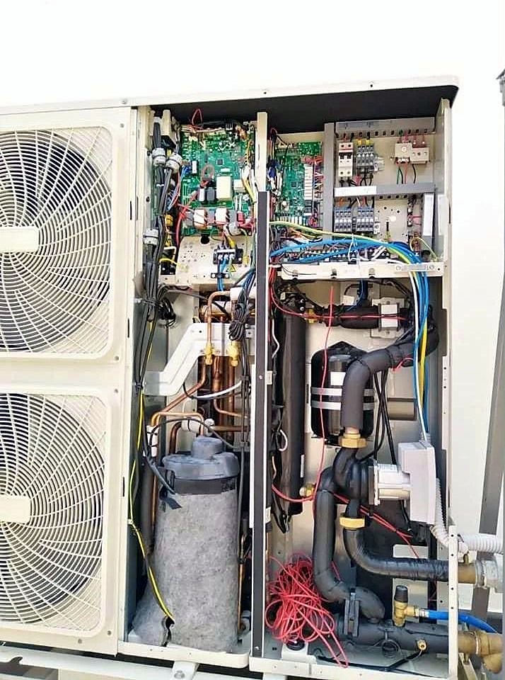 Interno di una pompa di calore durante l'installazione