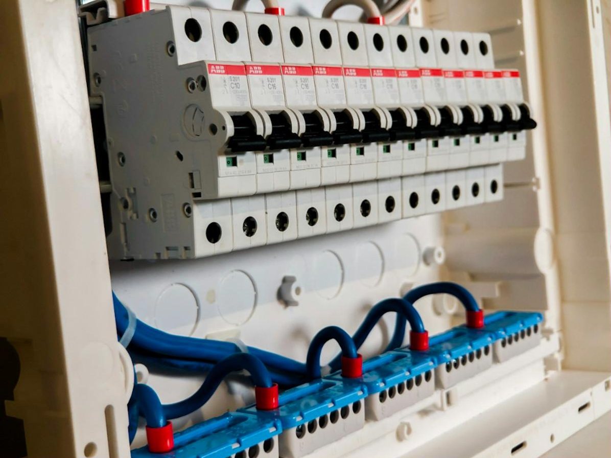 Quadro elettrico con interruttori magnetotermici e morsettiere