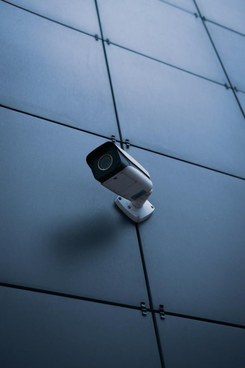 Telecamera di videosorveglianza installata su facciata