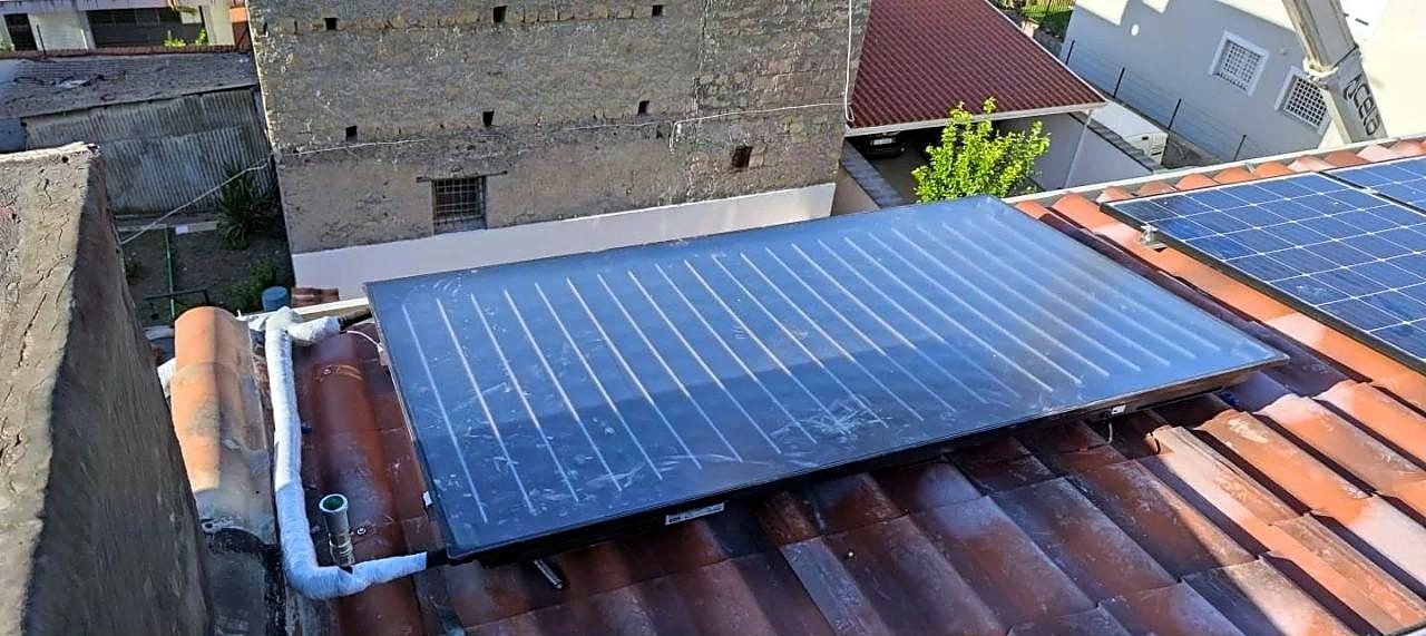 Pannello solare termico installato su tetto a falda