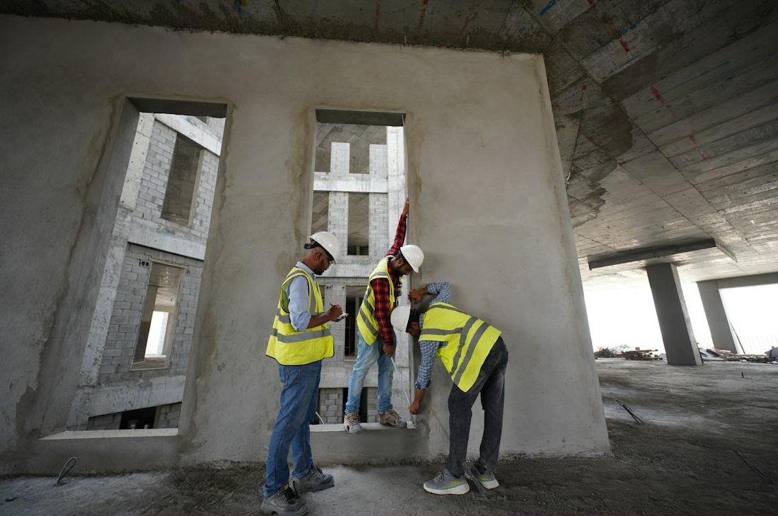 Squadra di tecnici al lavoro in cantiere