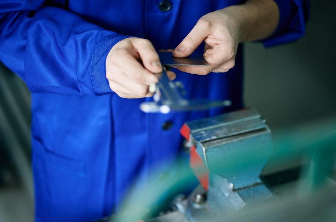 Tecnico al lavoro in officina