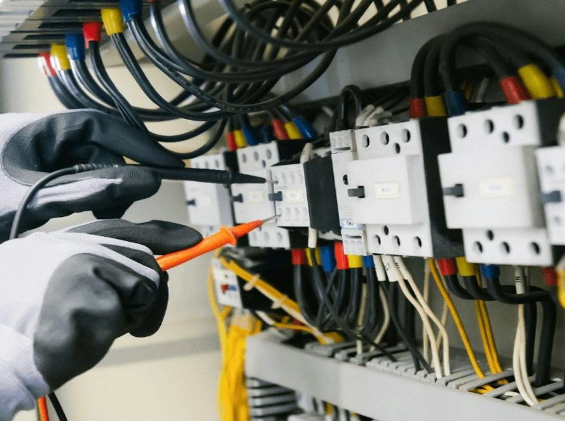 Verifica di un quadro elettrico con il tester